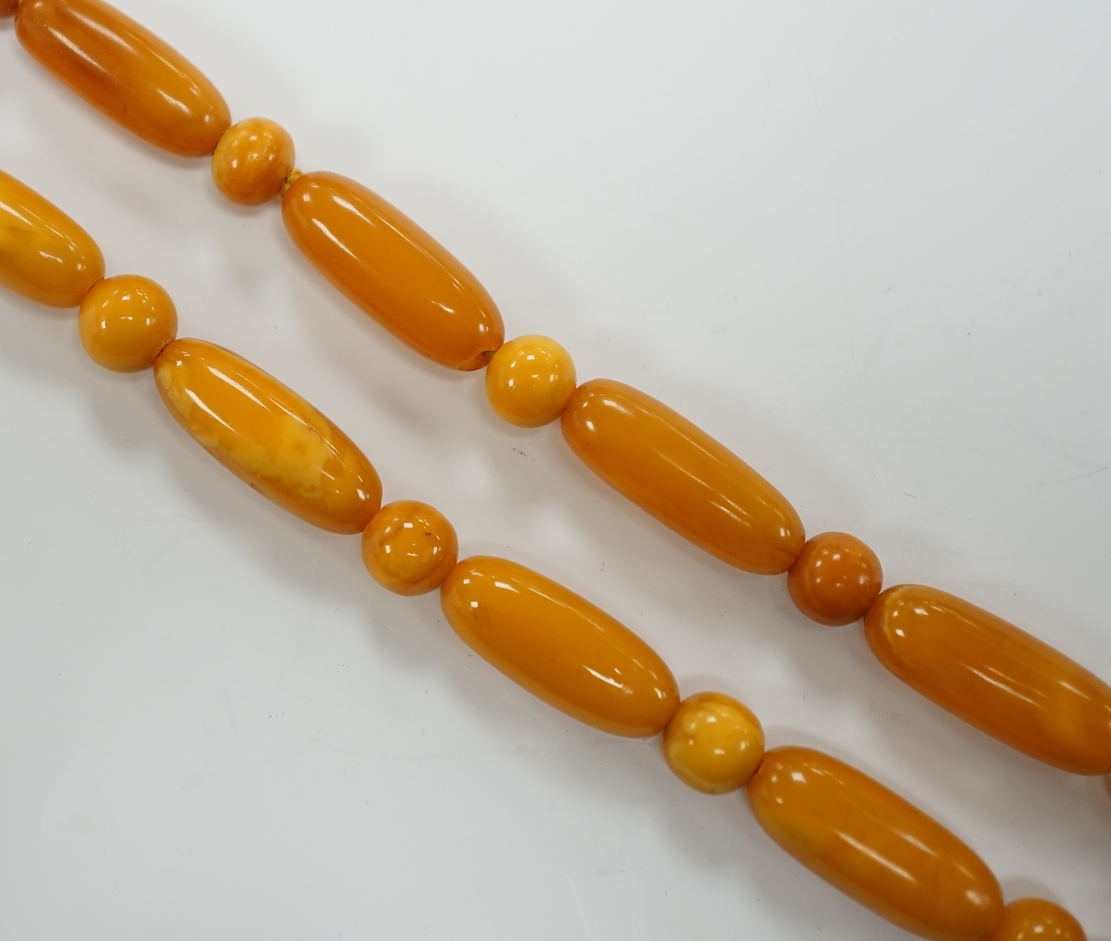 A single strand amber bead necklace, 50cm, gross weight 32 grams.